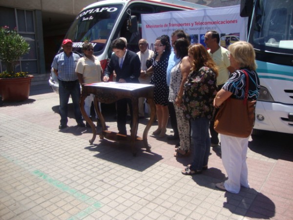 Autoridades firmando el cheque conmemorativo