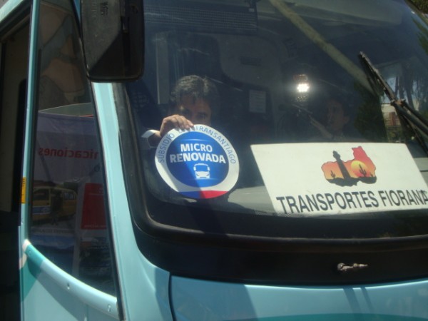 Seremi e intendente, instalan logo en buses que los valida como máquinas renovadas.