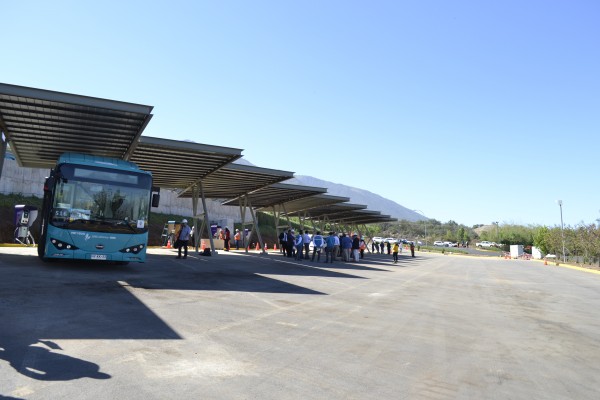 Bus estacionado para recibir carga eléctrica