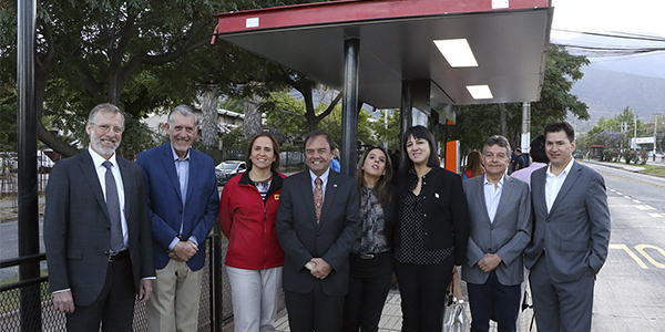 Subsecretario Domínguez y otras autoridades en la inauguración del primer electroparadero del Av. Grecia