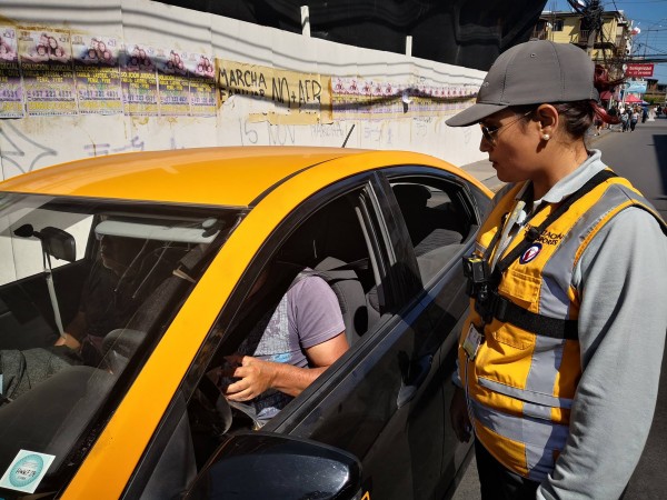 Inspectora de Tarapacá fiscalizando con cámara