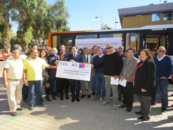 Entrega de subsidio para programa Renueva Tu Micro