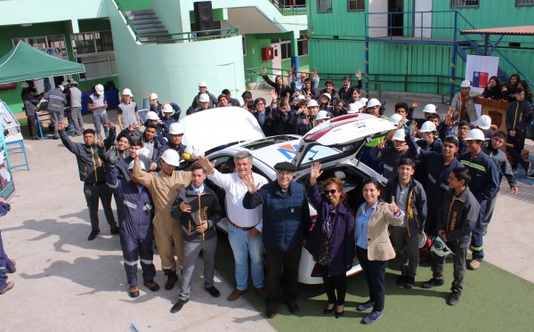 Seremitt Carlos Navarrete junto a los alumnos de Hospicio