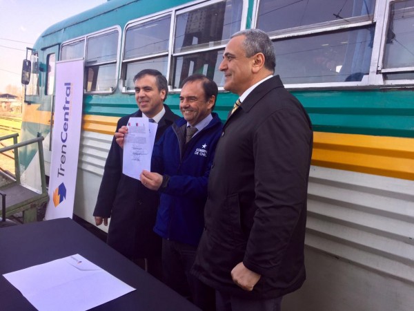 Autoridades firmando anuncio comprometido