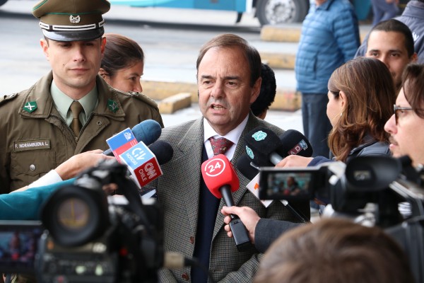 Subsecretario en punto de Fiscalización en terminal de buses