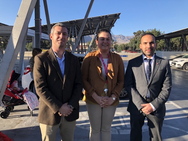 Conaset realiza punto de chequeo en Copiapó para asesorar a padres sobre correcta instalación de silla de seguridad