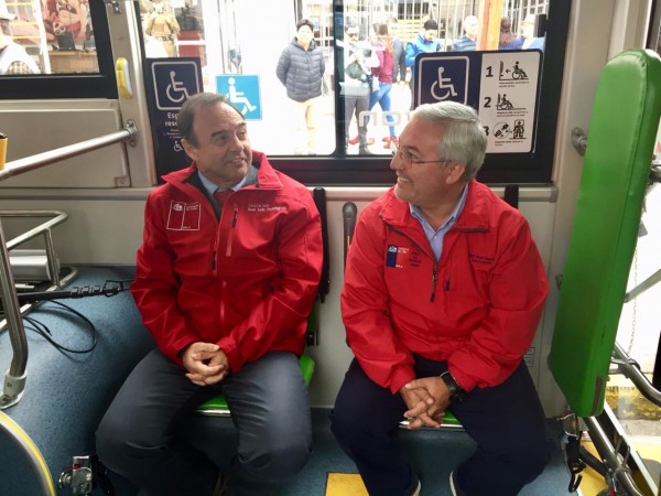 Subse Domínguez e Intendente Quezada sobre el bus eléctrico