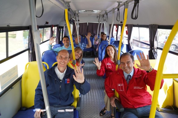 Subsecretario Domínguez y autoridades regionales sobre un bus renovado