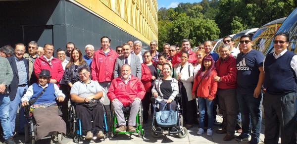 Autoridades y usuarios de los nuevos buses accesibles