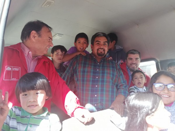 Autoridades con niños de Lonquimay