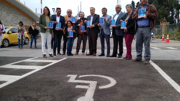 Autoridades de la región de Valparaíso comunicando nuevas multas por mal uso de estacionamientos para discapacitados
