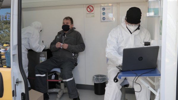 Conducto realizándose el examen preventivo de PCR