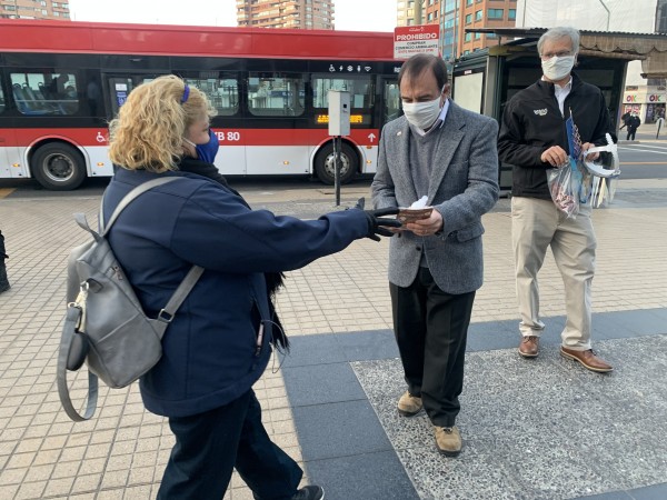 Subsecretario entregando artículos de protección