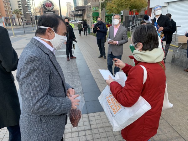 Subsecretario entregando artículos de protección